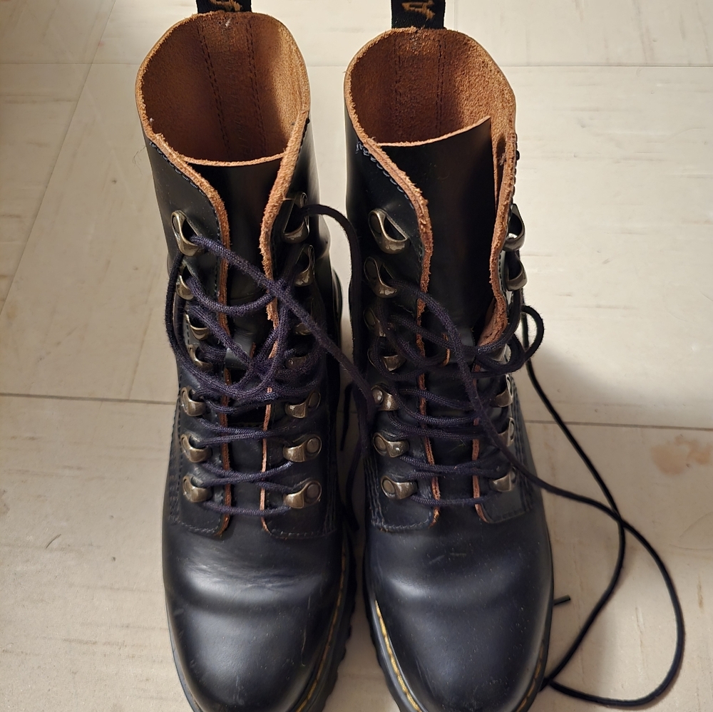 Dr. Martens Leona Boot - Picture 3 of 3